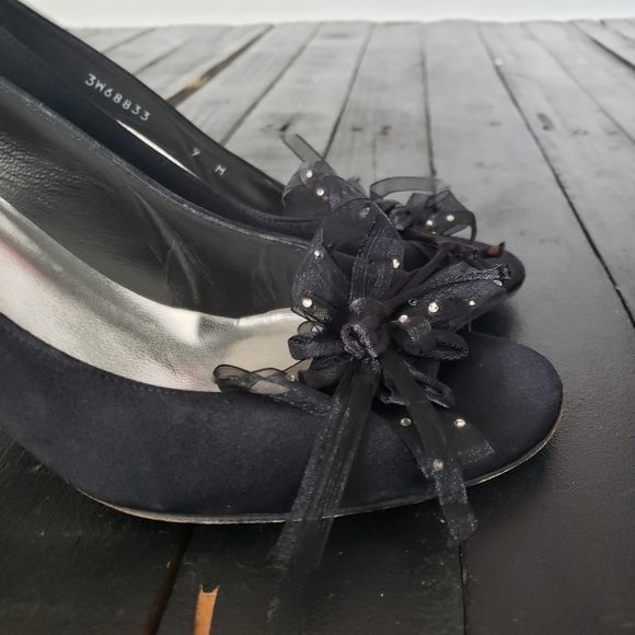 Stuart Weitzman Women's 9 Black Satin Pumps Heels Ribbon Bow Toe FLAWED - Picture 12 of 12